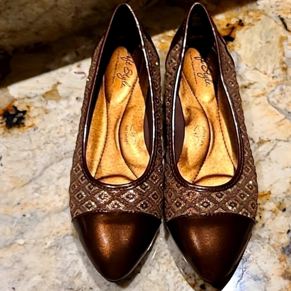 Soft Style by Hush Puppies sz. P6. Bronze in color(#1905).